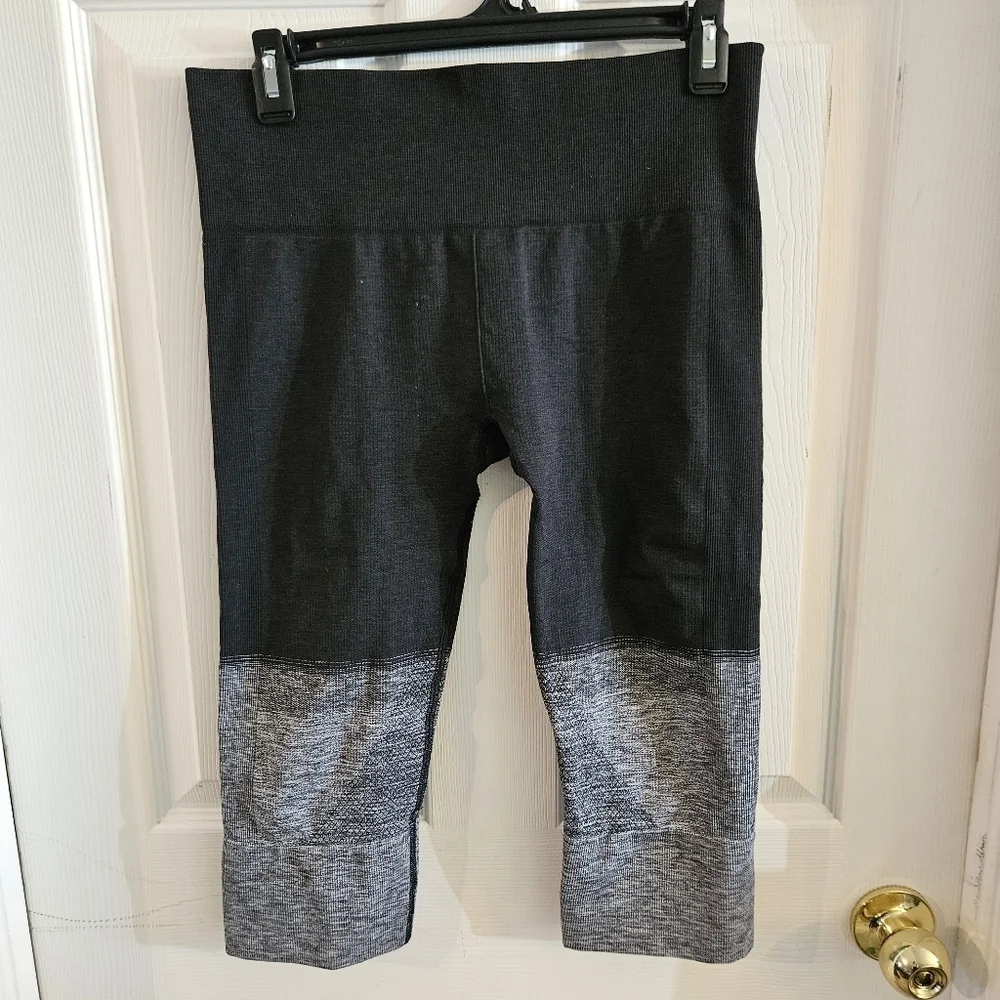 Lululemon Seamlessly Street Crop Heathered Black Size 8 Yoga Athletic Workout